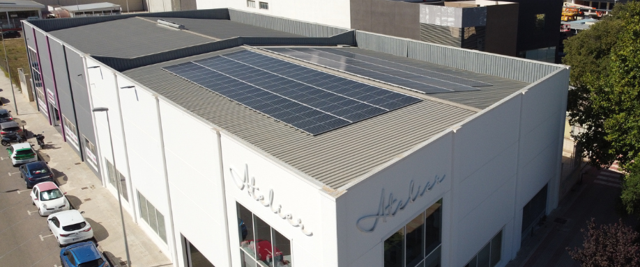 Instalación de paneles solares en empresa con JA Solar y Growatt