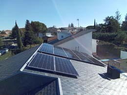 Panel Solar 500W Deep Blue 3.0 JA Solar en una vivienda residencial